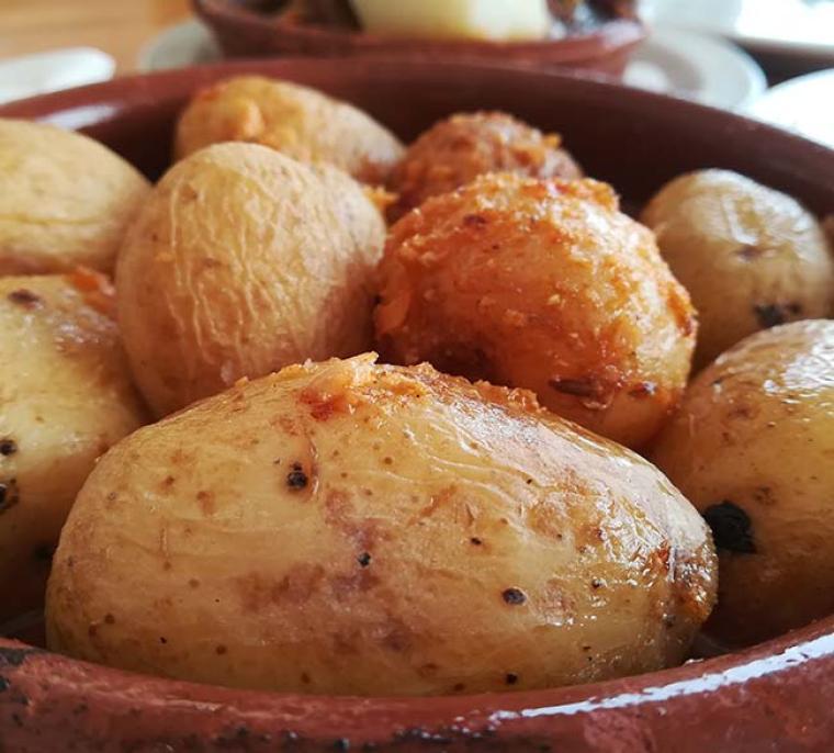 ¿Cómo hacer papas arrugadas con mojo?