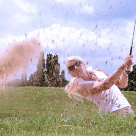 Ponte en forma practicando golf