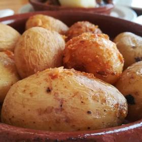 ¿Cómo hacer papas arrugadas con mojo?