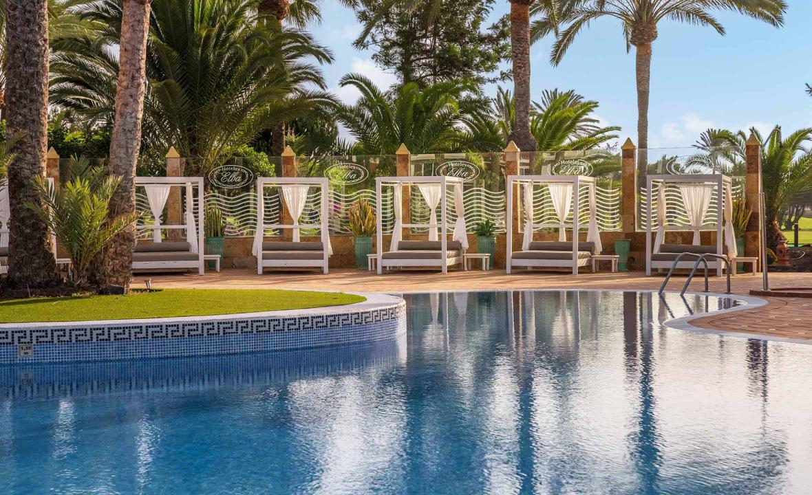 Camas Balinesas en Área piscina, Elba Palace Golf Boutique Hotel
