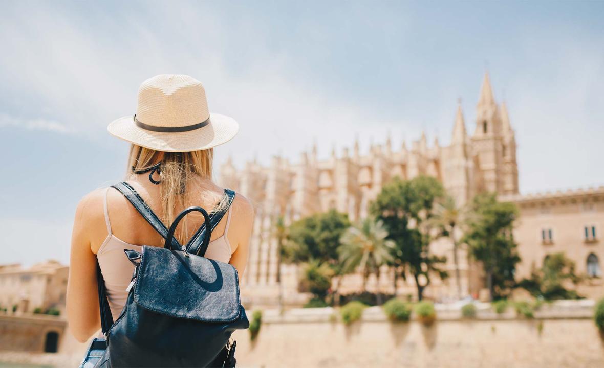 Chica visitando Palma de Mallorca