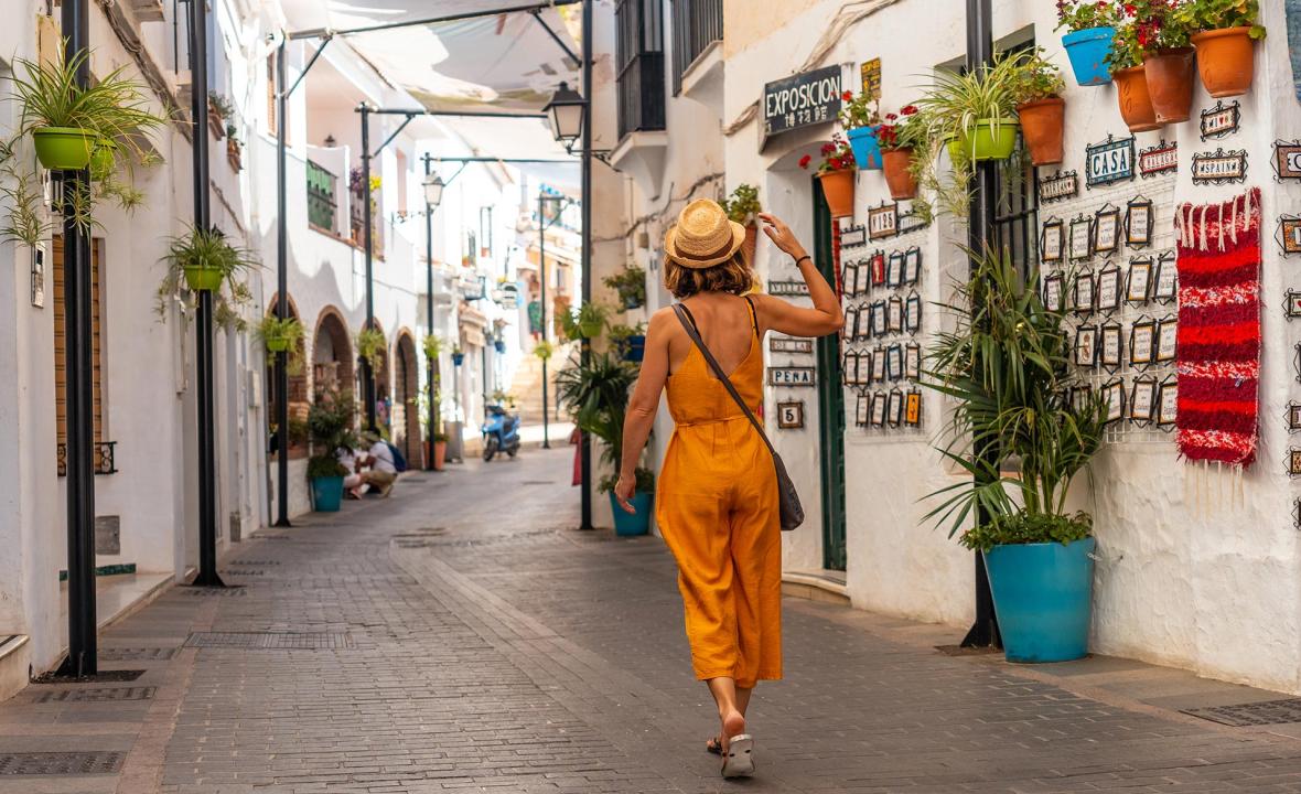 Mujer paseando por Málaga