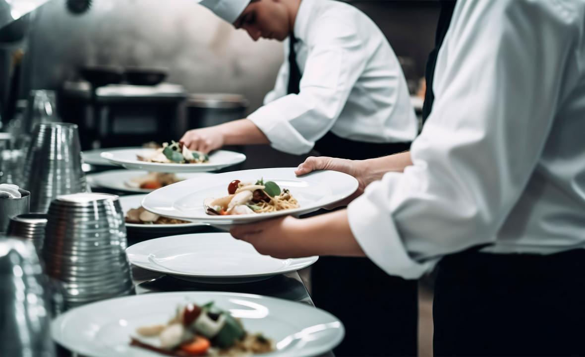 Chef sirviendo comida