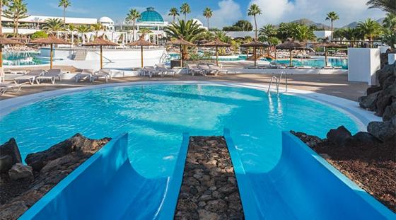 Pool mit Rutsche