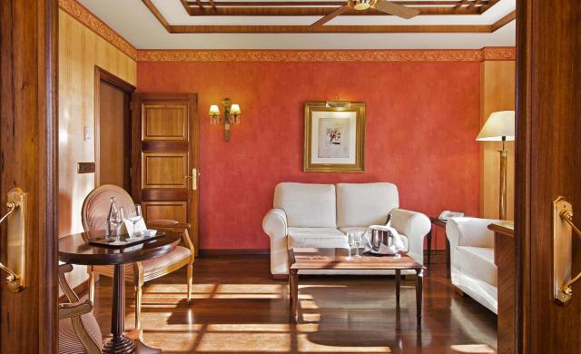 Sala de estar en Suite Elba Palace