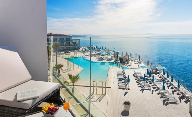 Terraza en habitación con vistas al mar y piscina