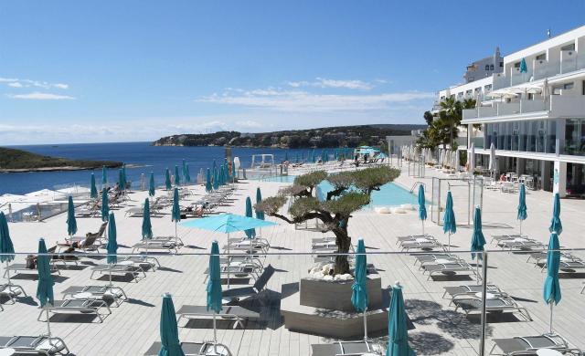 Terraza en habitación con vistas al mar y piscina
