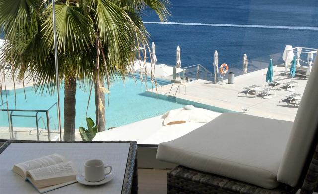 Terraza en habitación con vistas al mar y piscina