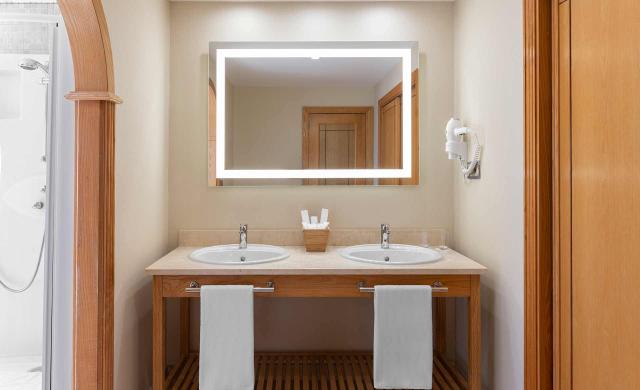 Baño Junior Suite Elba Sara