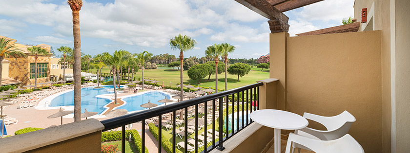 Balcón con magníficas vistas en el Elba Costa Ballena hotel