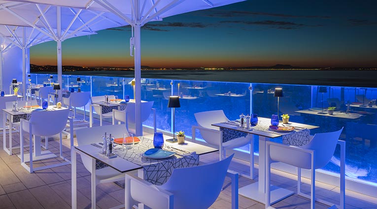 Terraza vista al mar del restaurante The Bow Elba Sunset Mallorca