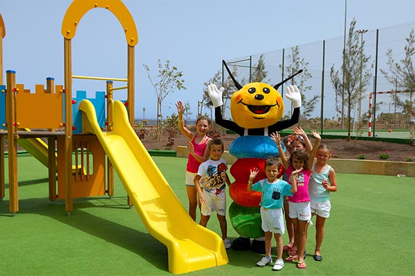 Niños divirtiéndose con Pepe en el parque infantil del hotel