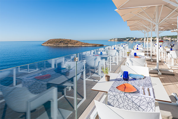 Vista diurna mar mediterráneo desde las mesas restaurante The Bow 