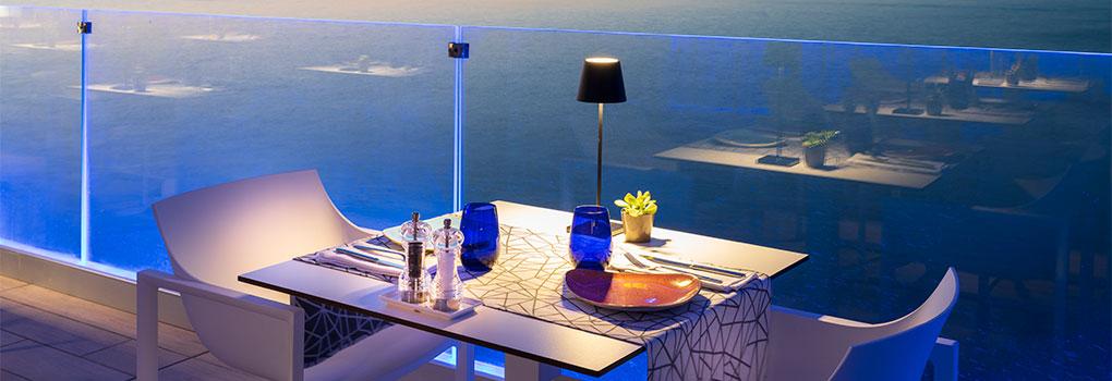 Mesa para dos con vista al mar mediterráneo terraza restaurante The Bow