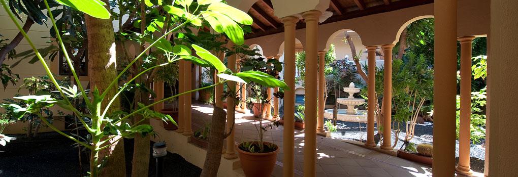 Cour interne avec des jardins à Elba Lucía