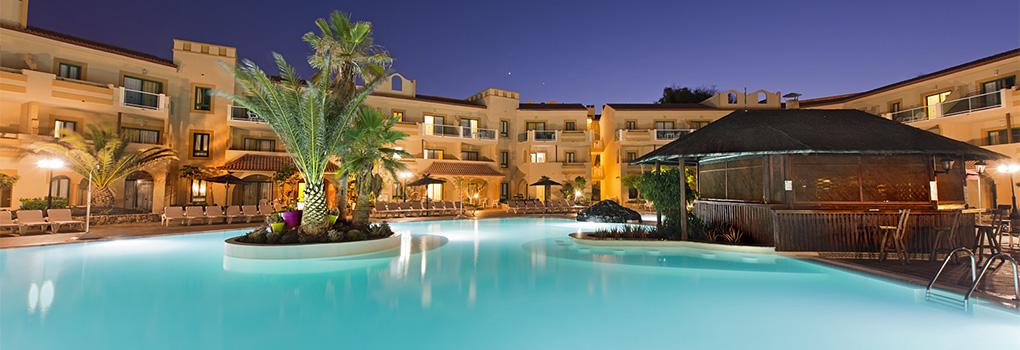 Vista nocturna piscina del hotel