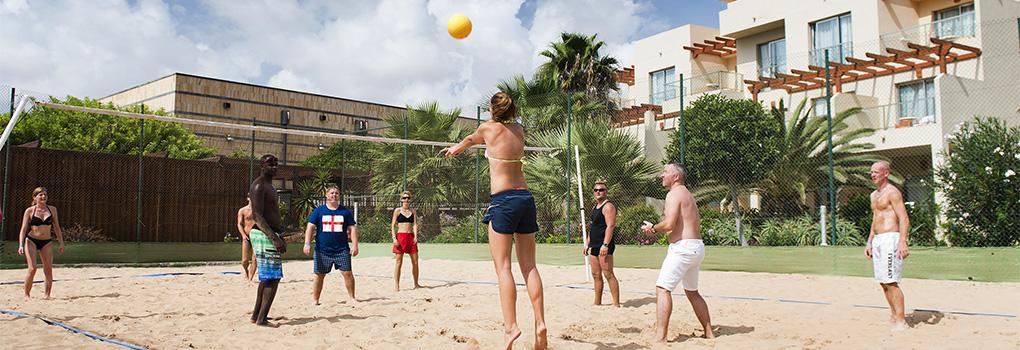 Huéspedes jugando voleibol de playa en el hotel
