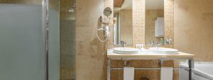 Espacioso baño de habitación Junior Suite en Elba Carlota